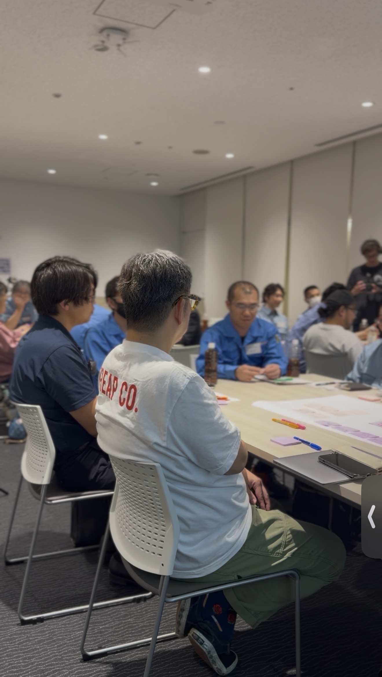 多摩みらいメッセ会議室で行われた全社集会のグループディスカッション