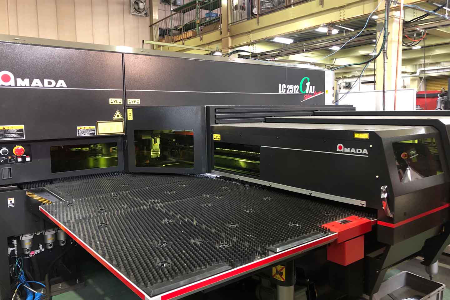ファイバーレーザ複合加工機（アマダ LC2512C1AJ）